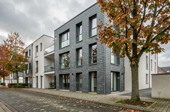 Façade d'un immeuble d'appartements neufs en construction à Quimper avec architecture bretonne moderne